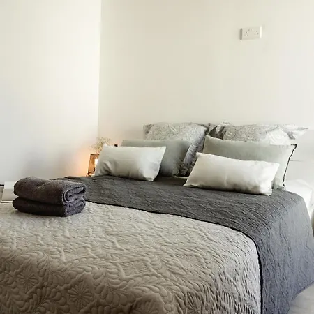 Stylish 2bdr Unit In Sliema! Near Valletta Ferry! *