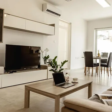Stylish 2bdr Unit In Sliema! Near Valletta Ferry! Apartman *