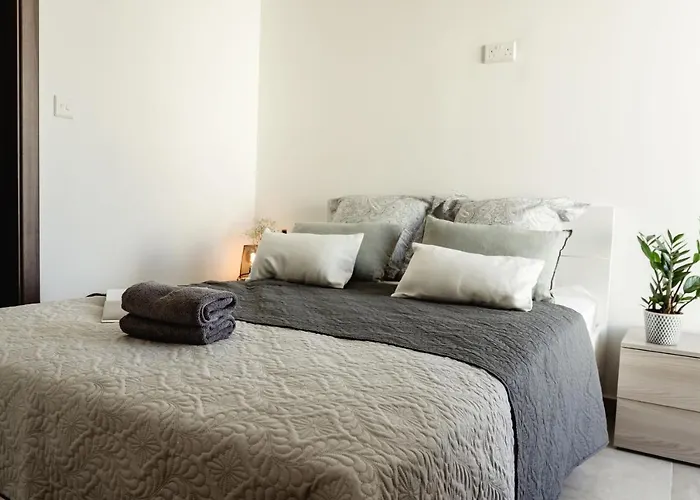 Stylish 2bdr Unit In Sliema! Near Valletta Ferry! *